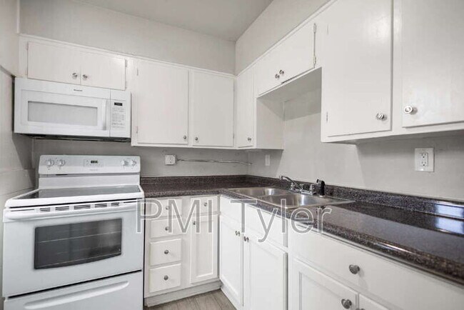 Building Photo - 1806 W Oakwood St