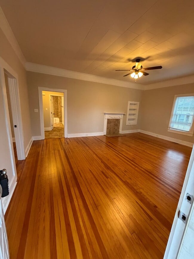 Building Photo - Inviting 2-Bedroom Home with Large Front Porch in KannapolisI’m