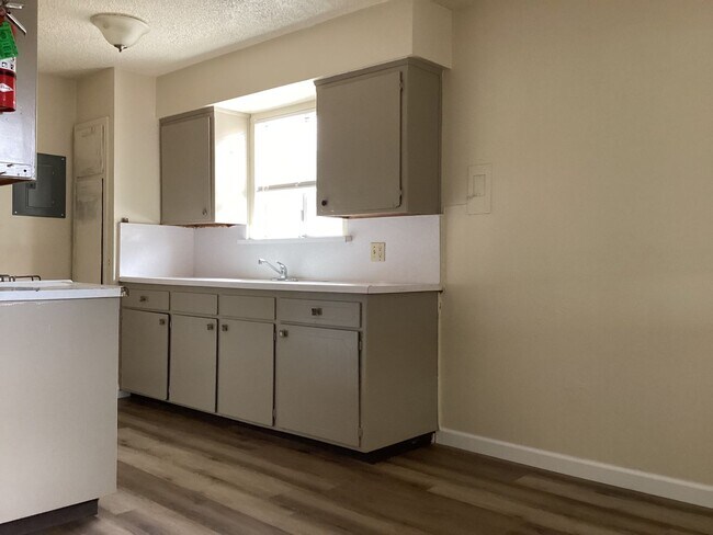 Building Photo - 1414 W Vassar Ave