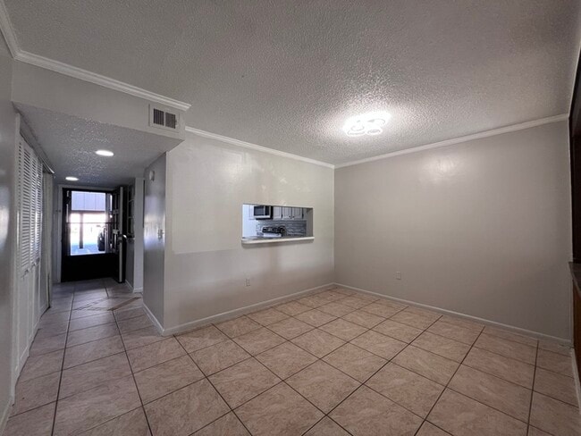 Building Photo - Stylish 2 Bed, 2 Bath Condo with Modern Am...