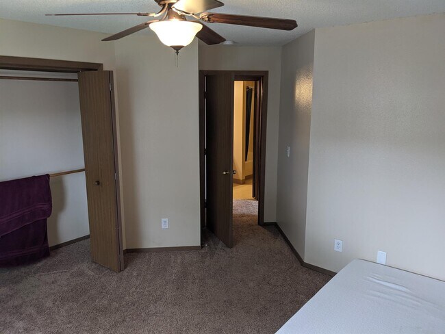 Building Photo - 205 5th St