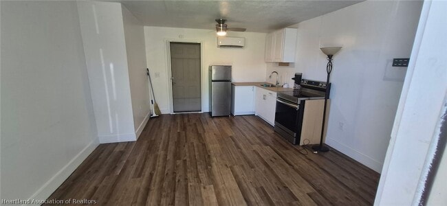 Building Photo - 404 N Ridgewood Dr