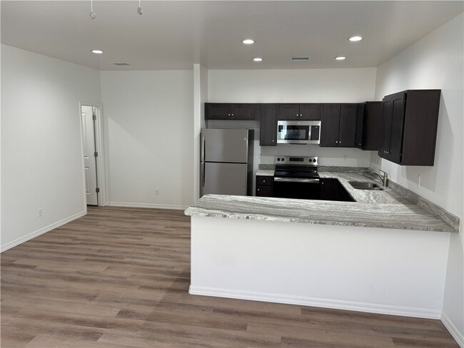 Building Photo - 2553 Sycamore Ave