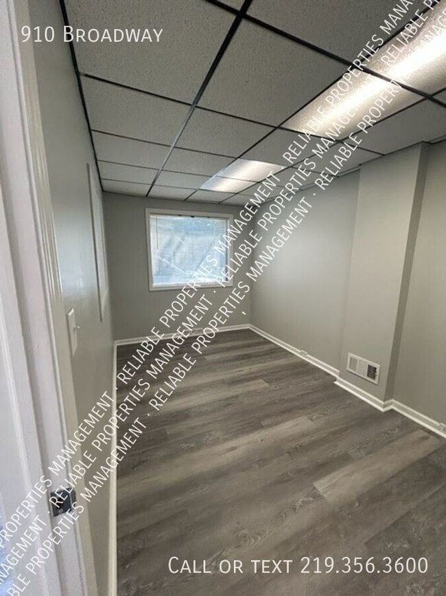 Building Photo - 910 Broadway-