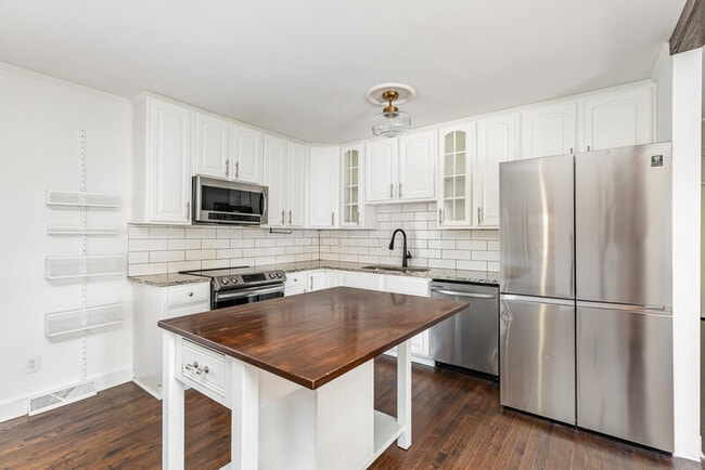 Building Photo - 6701 Lynmont Dr