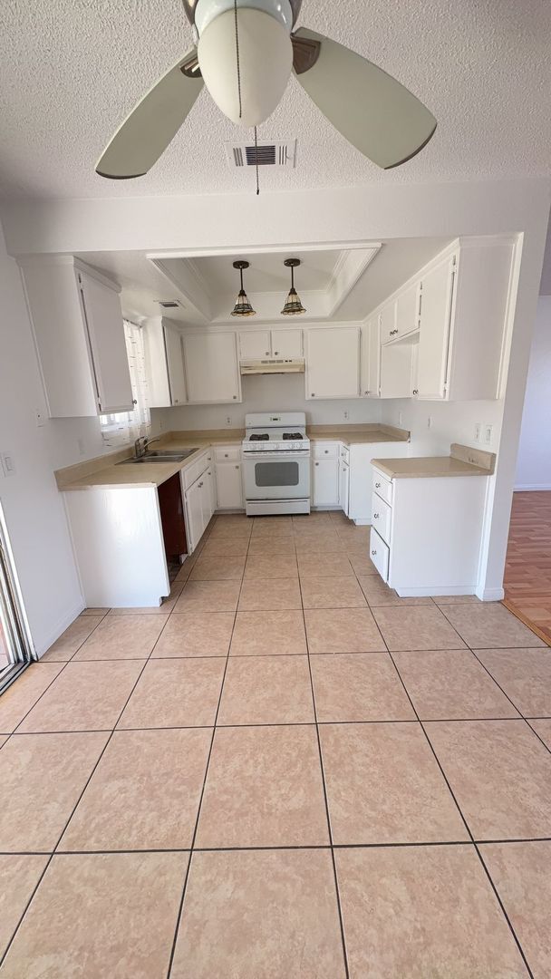 Building Photo - 3 BEDROOM APPLE VALLEY HOME