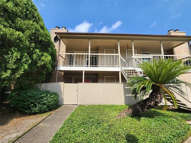 Primary Photo - 2110 Wilcrest Dr