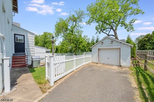 Building Photo - 28 N Hillside Ave