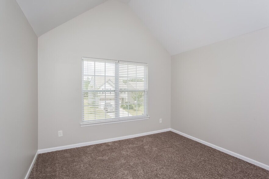 Building Photo - 2420 Valley Creek Dr