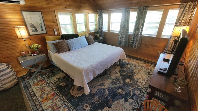 Building Photo - 526 W Main St