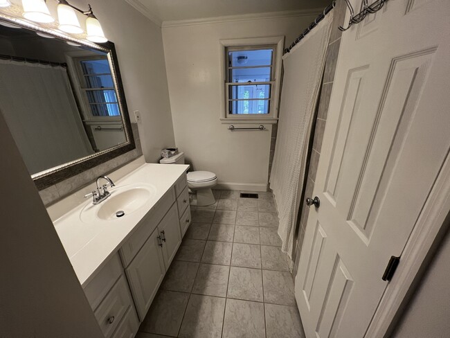 Building Photo - 612 Freda Villa
