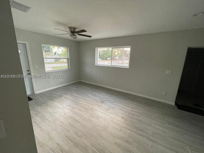 Building Photo - 3921 SW 31st Dr