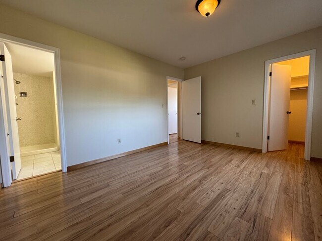 Building Photo - 625 Manhattan Pl