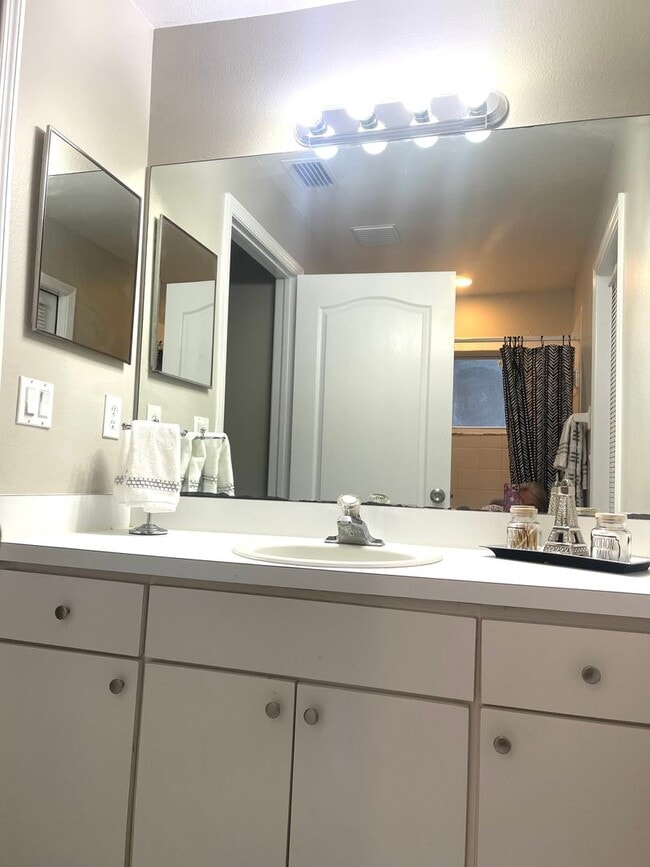 Building Photo - MOVE IN MARCH 15TH!      4 Bedroom Valrico home with no carpet and a fenced yard