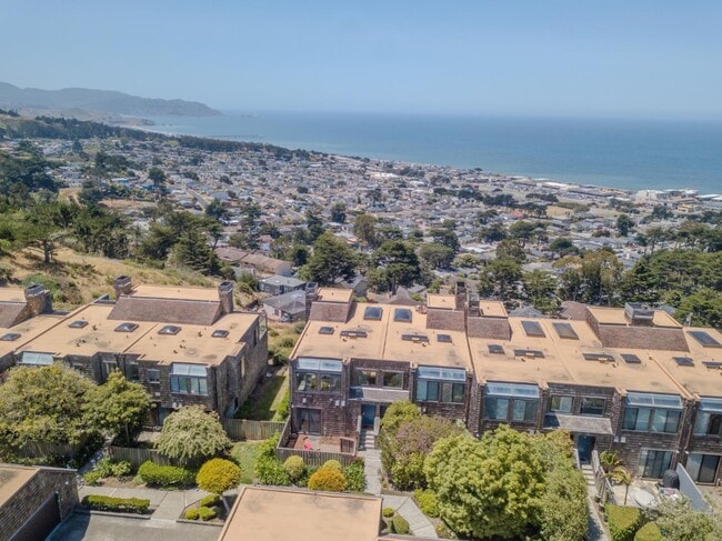 Building Photo - 262 Beachview Ave