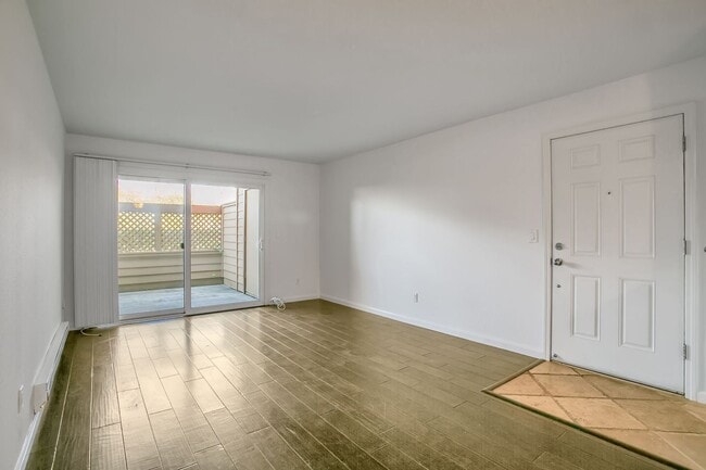 Building Photo - 2 Bedroom, 2 Baths Condo in Serra Crest Co...