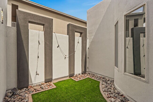 Building Photo - 4 bedroom with outdoor kitchen, fully landscaped in 79928
