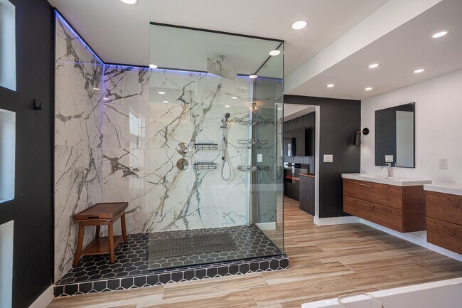 Building Photo - European-inspired Mid-Century Henderson Home!