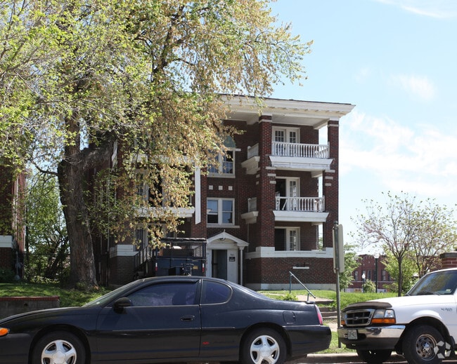 Building Photo - 539-541 Gladstone Blvd