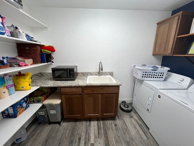 Building Photo - Beautiful newly remodeled home