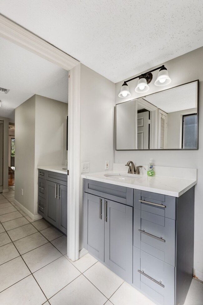 Building Photo - ** PALM RIVER ** 2 BED / 2 BATH - CONDO - NORTH NAPLES - TURNKEY - ANNUAL OR SHORT TERM RENTAL