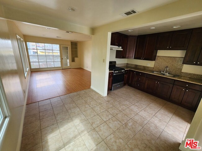 Building Photo - 5264 Cahuenga Blvd