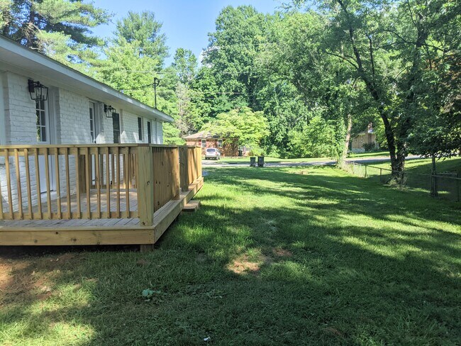 Building Photo - 3200 Windemere Pl