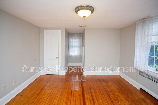 Building Photo - 319 N Newton Lake Dr