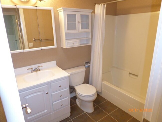 Building Photo - Beautiful 2 Story 3 Bed 2.5 Bath