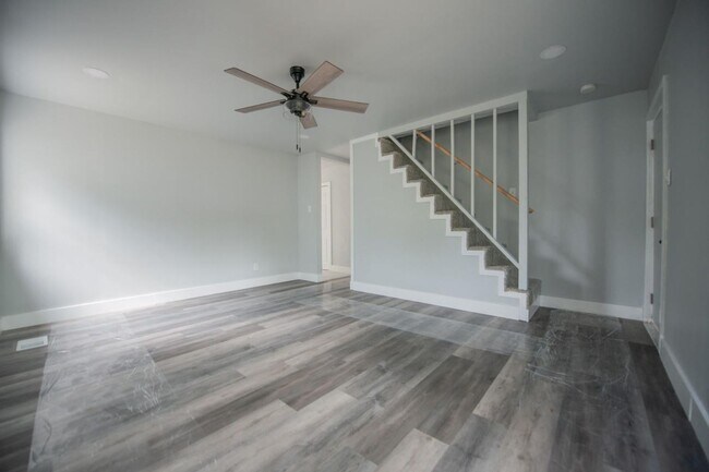 Building Photo - 4 bedroom 2 Bath home!!