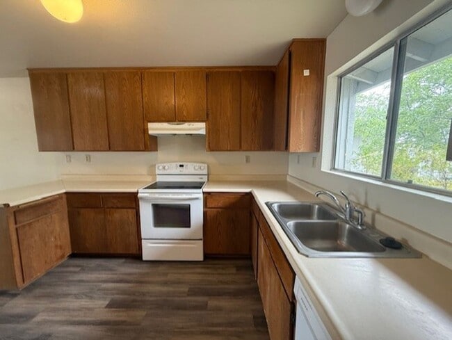 Building Photo - 2 Bedroom 2 Bath Contact Property Pros 928...