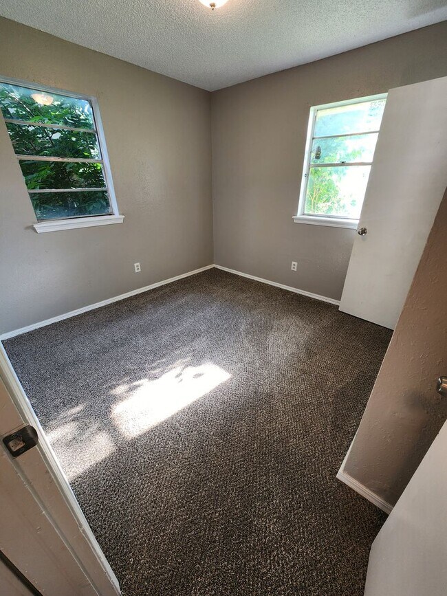 Building Photo - 5 Bed 1.5 Bath Home in Midwest City!