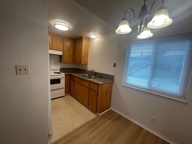 Building Photo - ***500 Rent Credit if Moved in by April 1st!***2 Bedroom Downstairs Unit in Rancho Cordova Availa...