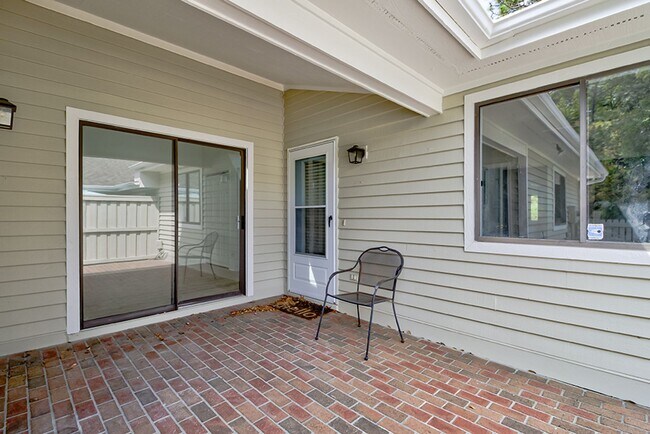 Building Photo - Lovely Town Home in Inland Greens