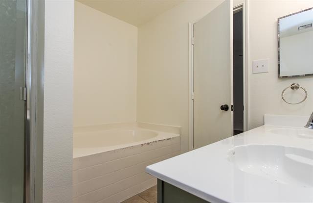 Building Photo - 2629 Clear Brook Dr