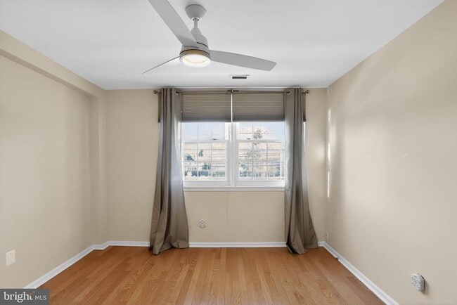 Building Photo - 215 Haddonfield Cmns