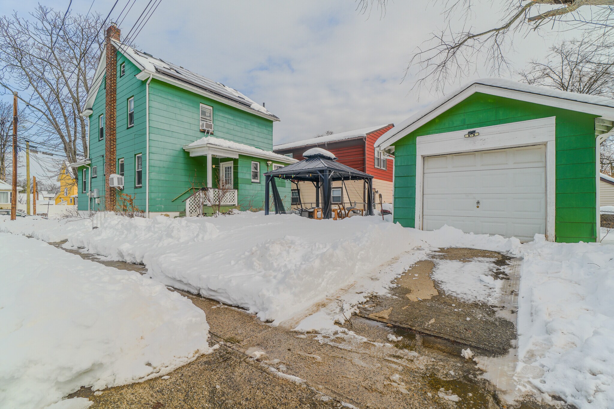 Side yard and Garage - 416 E 6th Ave