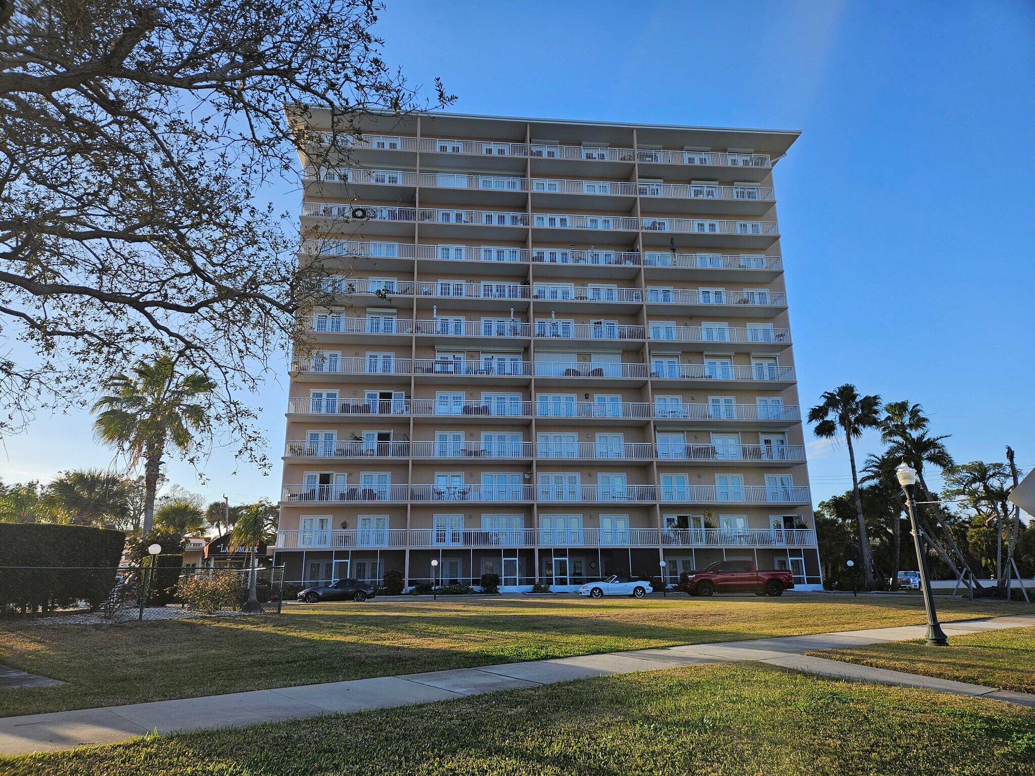 Building Photo - 404 S Beach St