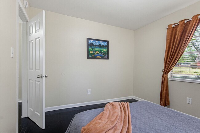 Building Photo - 1095 Texas Pkwy