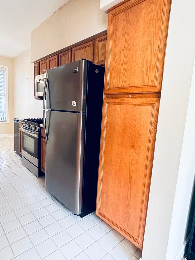 Building Photo - 988 Sheridan Cir
