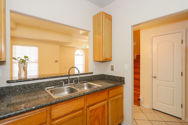 Building Photo - 1000 Ranchway Dr