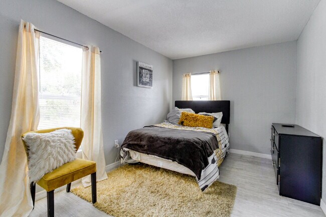 Building Photo - Beautifully Remodeled 3BR Duplex Near Parks, Schools & New Rec Center — Utilities Included. Secti...