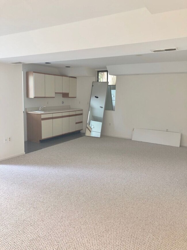 Building Photo - Spacious Potomac Beauty backs to Golf Course