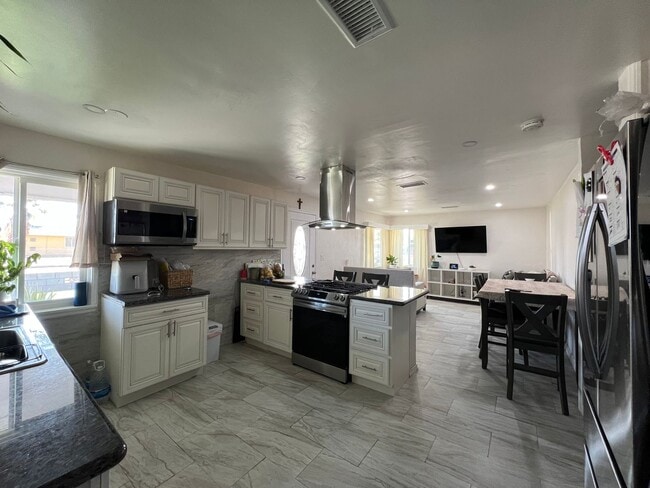 Building Photo - Beautiful 3 Bedroom 1 Bathroom House with Fenced and Landscaped Yard with All Utilities Included