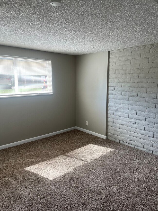 Building Photo - 3 Bedroom 2 Bathroom Condo in Applewood-Move in Ready!