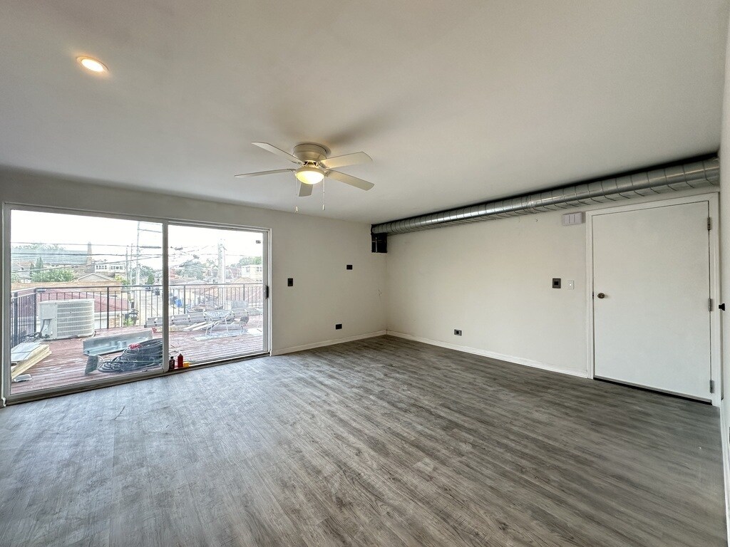 Building Photo - 5947 W Montrose Ave