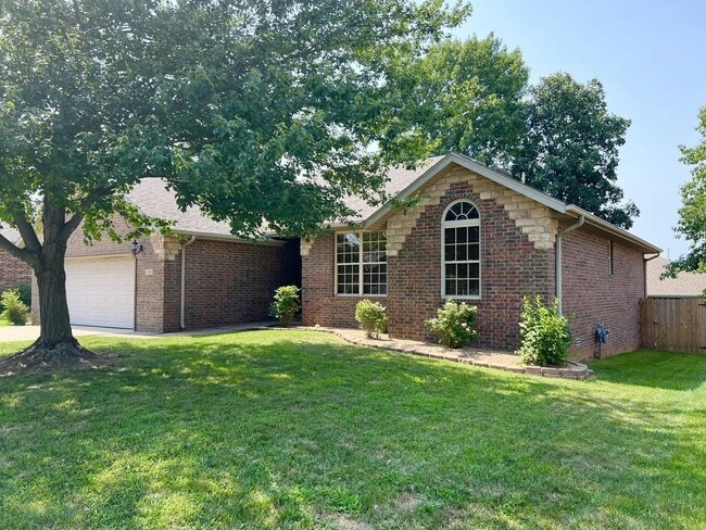 Primary Photo - Beautiful Home in Nixa! Wont Last!
