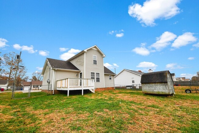 Building Photo - Pet Friendly Three Bedroom!