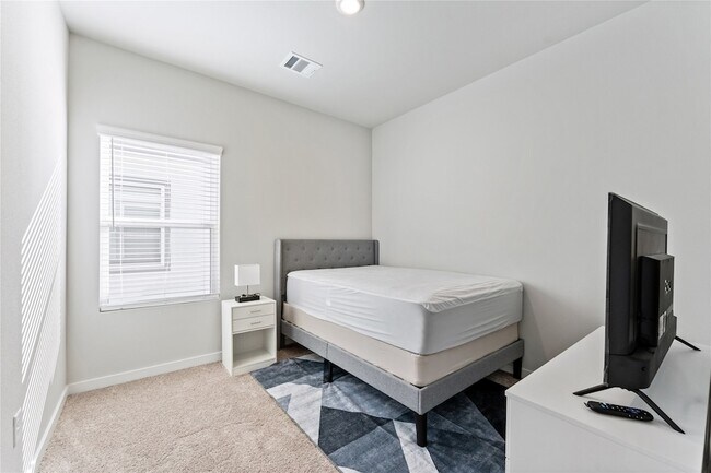 Building Photo - 16215 Globetrotter Ct