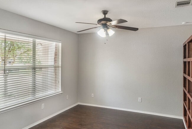 Building Photo - 4956 Thorn Hollow Dr